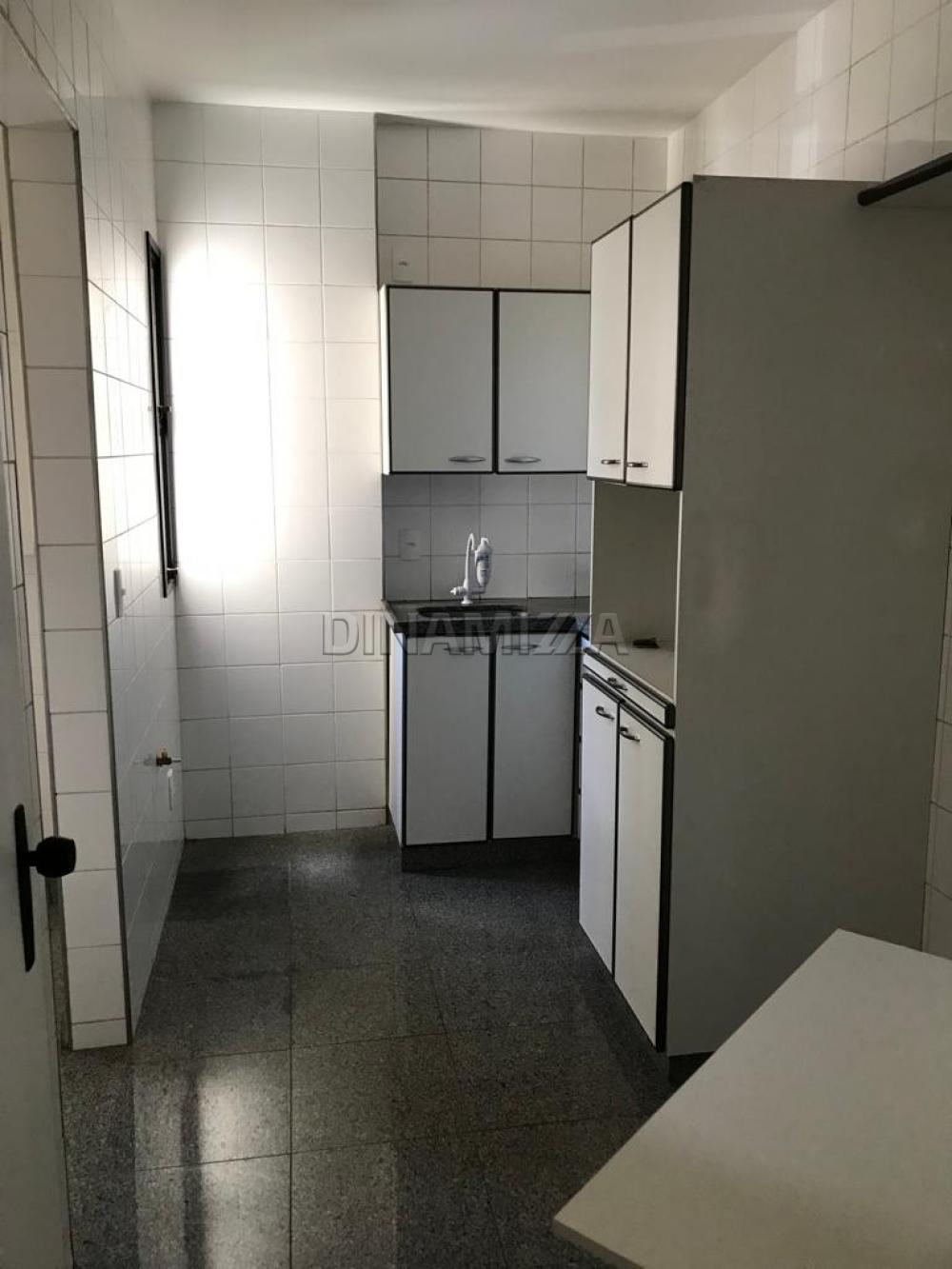 Alugar Apartamento / Padrão em Uberaba R$ 1.000,00 - Foto 4