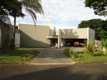 Alugar Casa / Padrão em Condomínio em Uberaba. apenas R$ 6.000,00