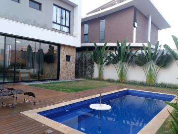 Alugar Casa / Padrão em Condomínio em Uberaba. apenas R$ 1.930.000,00