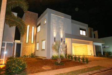 Alugar Casa / Padrão em Condomínio em Uberaba. apenas R$ 2.500.000,00