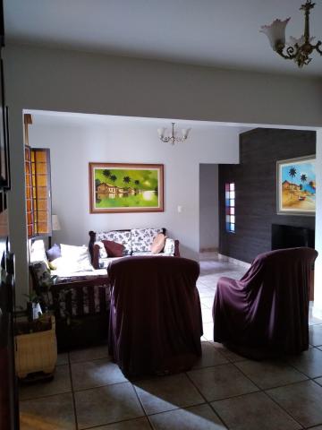 Alugar Casa / Padrão em Uberaba. apenas R$ 2.700,00